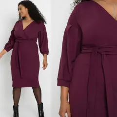 Elegancka sukienka świąteczna plus size w kolorze śliwkowym, z dekoltem V i wiązaniem w talii. Idealna na świąteczne okazje.