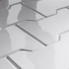 Biała, błyszcząca kostka bauma tworzy geometryczny wzór.