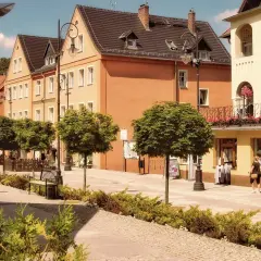 Spacerkiem po urokliwym deptaku w Świeradowie-Zdroju, gdzie kamienice i zielone drzewka tworzą atmosferę jak z Jeleniej Góry.