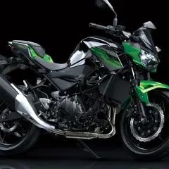 Kawasaki Z400 cv verde y negra, lista para la aventura.