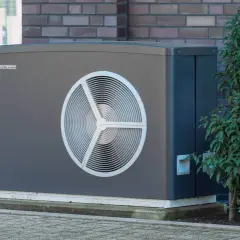 Nowoczesna pompa ciepła obok domu 200m2. Sprawdź, jaki jest koszt pompy ciepła do domu 200m2 i ciesz się ekologicznym ogrzewaniem.
