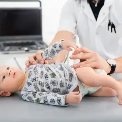 Kiedy z noworodkiem do fizjoterapeuty? Objawy i profilaktyka