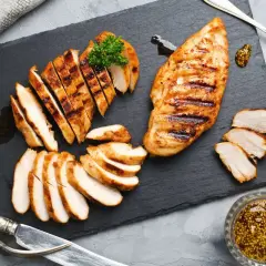 Grillowany kurczak pokrojony w plastry, podany z musztardą ziarnistą i ziołami. Idealne przyprawy do kurczaka na obiad.
