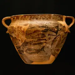 Antico vaso greco con decorazioni di pesci e figure, forse un'opera ispirata a **Giorgio Buchner**. Frammentato ma affascinante.