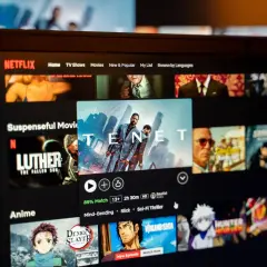 Na ekranie Netflixa widać propozycje filmów i seriali, w tym "Tenet" i "Luther". Idealne na wieczór z serialami Netflix dla nastolatków.