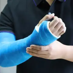 Jak pozbyć się swędzenia pod gipsem - skuteczne metody ulgi