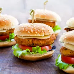Mini burgery: Gdzie kupić idealne bułeczki i gotowe zestawy?