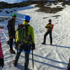 Grupo de montañistas listos para ascender al pico mas alto Pirineos. Nieve, sol y aventura.