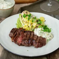 Perfekt grillad ryggbiff med krispig kål och en krämig sås. En härlig måltid att grilla ryggbiff till.