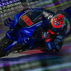 Piloto de MotoGP en acción durante el test Misano, con tiempos de vuelta en pantalla.