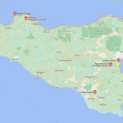 Mapa pokazuje lotniska na Sycylii: Palermo, Trapani-Birgi, Catania, Sigonella i Comiso.