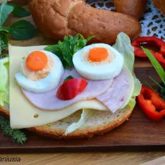 Urocze kanapki z jajkiem, szynką i warzywami, przygotowane z myślą o najmłodszych.