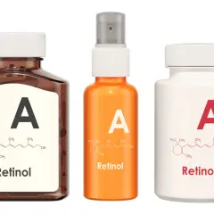 Trzy opakowania z napisem "Retinol" i wzorem chemicznym witaminy A. Jedno to brązowa butelka, drugie pomarańczowy spray, trzecie biały słoiczek.