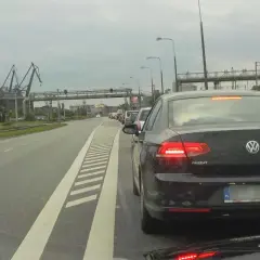 Strona kierowcy to lewa czy prawa? Odkryj, co musisz wiedzieć