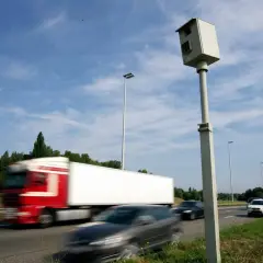 Caméra de surveillance routière. Le radar flash à combien ? Les voitures roulent vite sur l'autoroute.