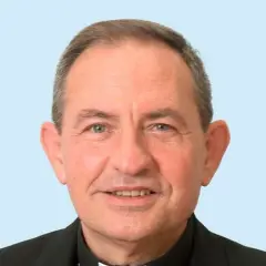 Retrato de un hombre mayor con sotana negra, sonriendo. Podría ser el párroco de San Pedro de Osma.