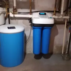 Système de filtration d'eau avec adoucisseur bleu et deux cartouches bleues, optimisant la consommation d'eau adoucie.