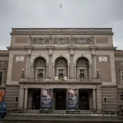 Kungliga Operan i Stockholm, ett ståtligt hus för opera och balett, med en flagga vajande i vinden.
