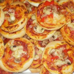 Pyszne pizzerinki z pieczarkami i papryką, idealne na imprezę. Prosty pizzerinki przepis, który pokochasz!