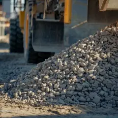 Gdzie kupić żwir do ogrodu? Sprawdź ceny, rodzaje i transport