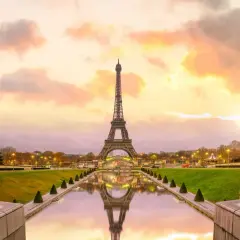 Tour Eiffel au coucher du soleil, reflet dans l'eau. Pensez au prix billet tour eiffel pour une visite inoubliable.