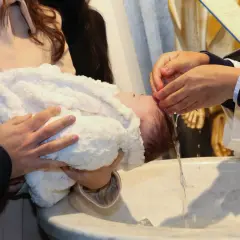 Co robi świadek chrztu podczas mszy? Obowiązki i wymagania prawne
