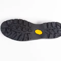 Podeszwa Vibram do butów trekkingowych, gotowa do wymiany, zapewni przyczepność na szlaku.