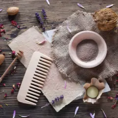 Zutaten für **shampoo selber machen**: Rosenblätter, Lavendel, Mandeln, Haselnüsse, Rosmarin, Honig, Tonerde und ein Holzkamm.