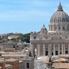 Vista panoramica di Roma, dove si trova la Basilica di San Pietro, con la sua imponente cupola che domina il paesaggio urbano.