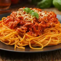 Pyszne spaghetti bolognese, idealne na obiad. Dowiedz się, jak zrobić spaghetti krok po kroku.