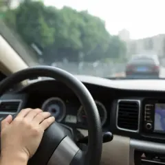Mani sul volante, il clacson a volte suona a volte no. Navigatore acceso, traffico intenso.