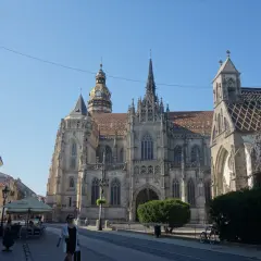 Majestatyczna Katedra św. Elżbiety w Koszycach, jedna z głównych atrakcji miasta, góruje nad brukowaną ulicą.