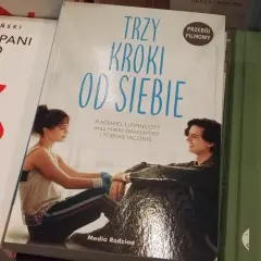Okładka książki "Trzy kroki od siebie" z młodymi ludźmi w szpitalnych łóżkach, połączonymi rurkami.