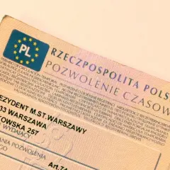 Polskie pozwolenie czasowe z adresem organu wydającego w Warszawie.