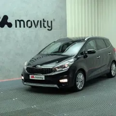 Kia Carens negra en exposición. Si buscas **kia carens opiniones**, este modelo te encantará por su diseño y espacio.
