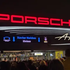 Vor der Porsche Arena Stuttgart drängen sich Fans für Xavier Naidoo.