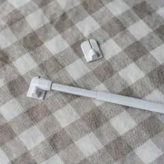 Jak zrobić zasłonkę do szafki DIY? Poradnik bez wiercenia