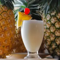 Pyszny koktajl Pina Colada, idealny na lato. Ten przepis na Pina Colada zachwyci każdego!