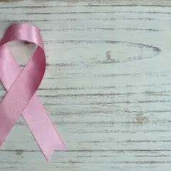 Różowa wstążka symbolizuje nadzieję. Po złym wyniku biopsji co dalej?