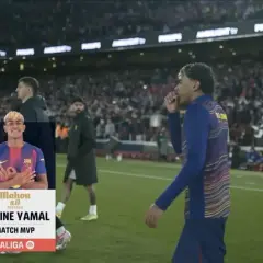 Lamine Yamal, młody napastnik Barcelony, z nagrodą MVP meczu. Na boisku widać innych zawodników i kibiców.