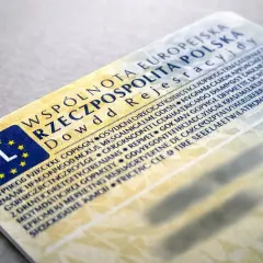 Dowód rejestracyjny z brakiem miejsca na pieczątki, z widocznym symbolem Unii Europejskiej i napisem "Rzeczpospolita Polska".