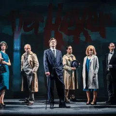 Szene aus dem alten Theaterhaus Stuttgart: Sieben Personen in Kostümen der 1960er Jahre stehen auf einer Bühne.