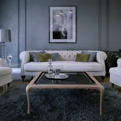 Eleganckie połączenie złota i srebra w salonie: biała sofa, fotele, stolik kawowy i dekoracje tworzą luksusową atmosferę.