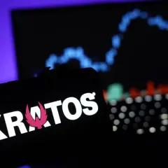 Smartphone zeigt KRATOS-Logo, im Hintergrund ein Börsenchart. Die Kratos Aktie im Fokus.