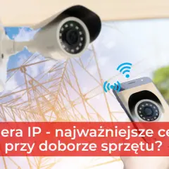 Nowoczesna kamera IP umożliwia monitoring mieszkania przez telefon. Widok z kamery na smartfonie, w tle maszt.
