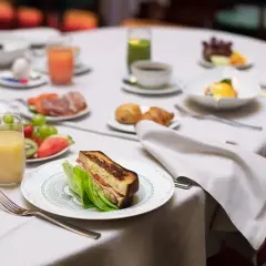 Frukostbordet på **Bonnies Bank Hotel** dukat med smörgås, frukt, juice, kaffe och croissanter.