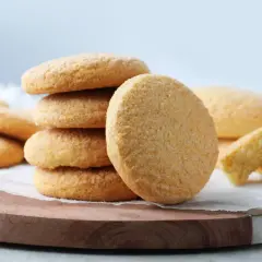Stos ciasteczek posypanych cukrem. Idealne na szybkie i proste ciasteczka do kawy.