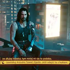 Johnny Silverhand na dachu, rozważający różne cyberpunk zakończenia. Miasto nocą, neonowe światła.