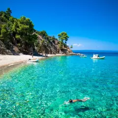 Krystalicznie czysta woda i piaszczysta plaża zachęcają do snorkelingu. To idealne miejsce na odkrywanie podwodnego świata, jedno z wielu saloniki atrakcje w okolicy.