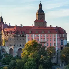 Zamek Książ, jeden z największych zamków w Polsce, w jesiennej odsłonie.